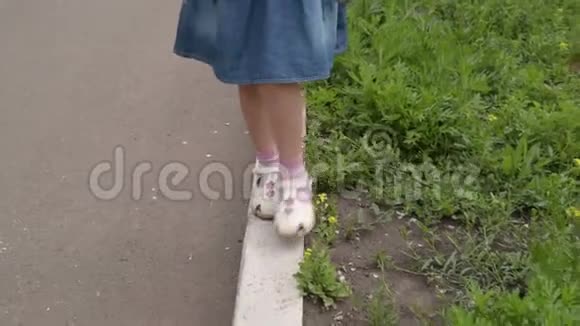 小女孩走路视频的预览图