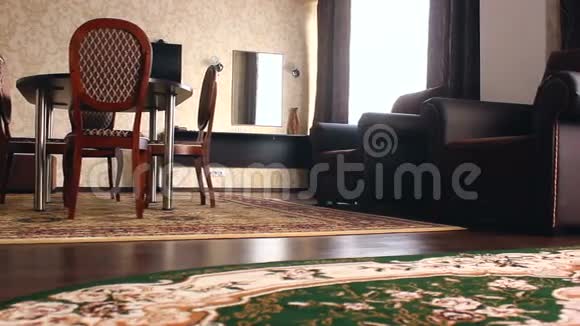 带椅子和酒店地毯的室内视频的预览图