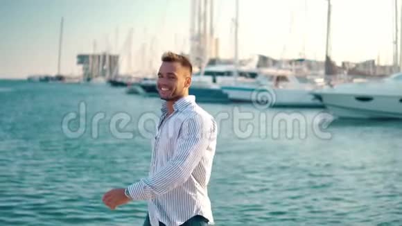 游艇俱乐部的年轻富翁商人在放松视频的预览图