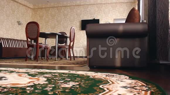 带酒店椅子和地毯的室内椅视频的预览图