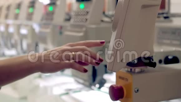 纺织专业和工业刺绣机机器刺绣是一种缝纫工艺视频的预览图