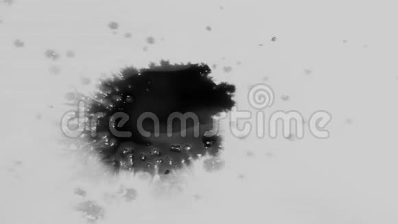 黑白效果与一滴墨水高清视频的预览图