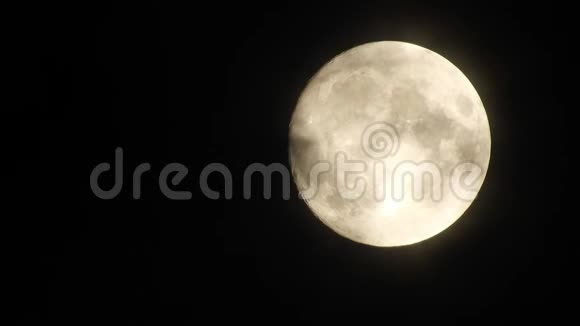 夜晚满月与云实时黑色天空中的4K视频满月云在夜晚经过月亮夜空中有一个视频的预览图