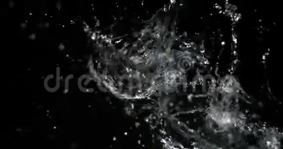 黑色背景下的水滴飞溅慢动作视频的预览图