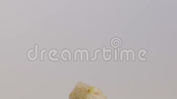 日本寿司卷隔在白色背景上视频的预览图
