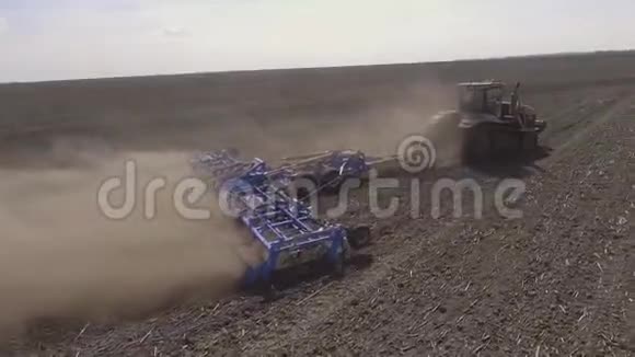 农民在拖拉机上用播种机准备下一年的农田视频的预览图