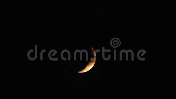 夜晚满月与云实时黑色天空中的4K视频满月云在夜晚经过月亮夜空中有一个视频的预览图