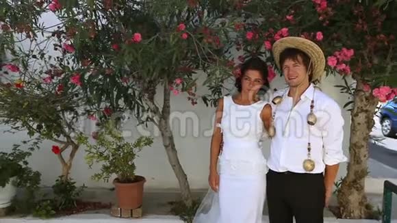漂亮的新婚夫妇波霍风格希腊视频的预览图