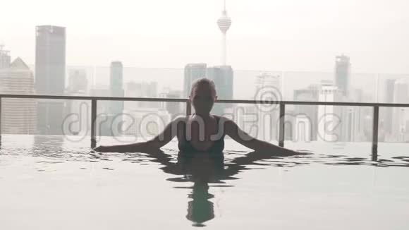女人在游泳池放松视频的预览图
