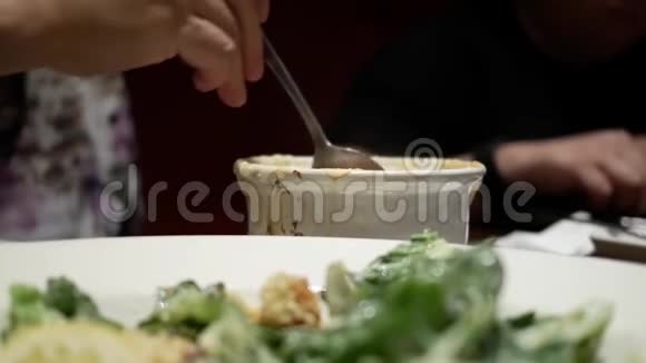 人们吃食物的运动视频的预览图
