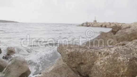 海上的岩石视频的预览图