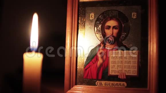 耶稣基督和蜡烛的东正教图标视频的预览图