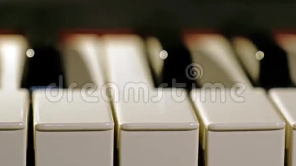 从钢琴键盘上飞过视频的预览图
