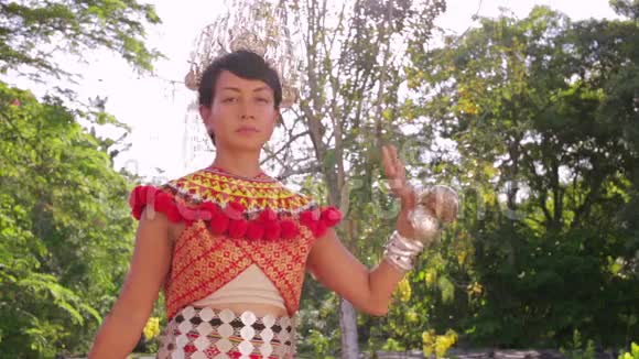 伊班部落女人穿着传统衣服视频的预览图