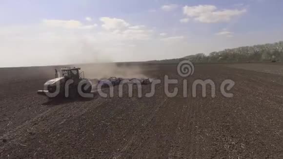 农民在拖拉机上用播种机准备下一年的农田视频的预览图