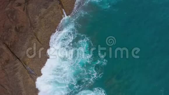 大西洋沙漠石质海岸的俯视图特内里费岛海岸空中无人驾驶飞机的海上镜头视频的预览图