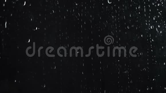 雨滴在黑色背景上视频的预览图