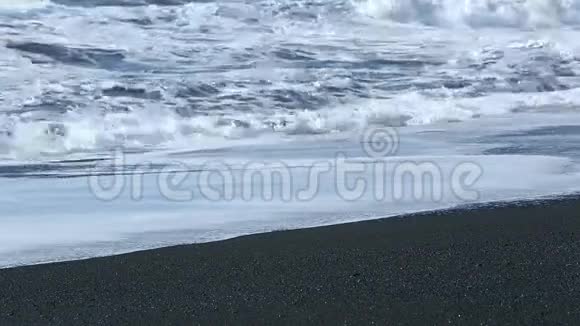 在冰岛维克的黑沙滩上浪视频的预览图