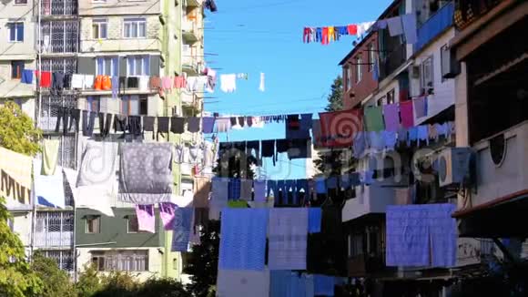 在城市贫困地区的房屋间晾衣服视频的预览图