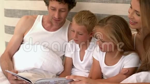 可爱的家人在床上看书视频的预览图