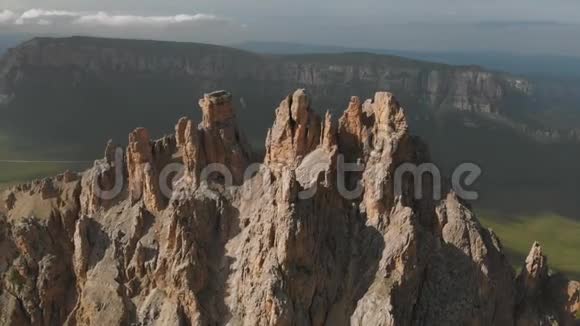 日落时分一架无人机飞过尖锐的岩石露头陡峭的岩石群形成了极端视频的预览图
