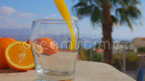 新鲜橙汁倒入玻璃杯中视频的预览图