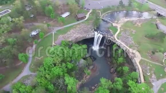 飞越诺卡卢拉瀑布公园和营地视频的预览图