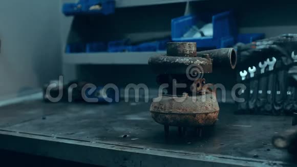 汽车机械手在车库与旧的和使用过的涡轮增压器涡轮概念视频的预览图