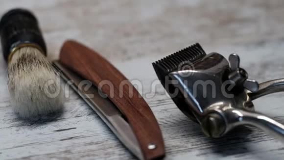 老式理发工具危险剃须刀理发剪刀旧手工剪子梳子剃须刀视频的预览图