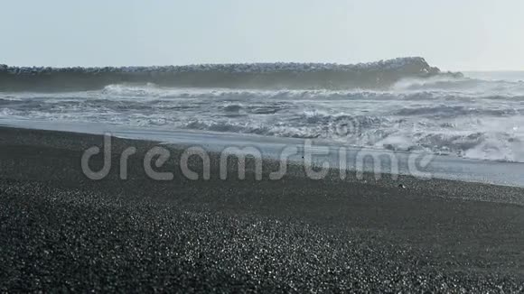 在冰岛维克的黑沙滩上浪视频的预览图