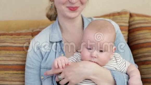 妈妈和小宝贝儿子视频的预览图