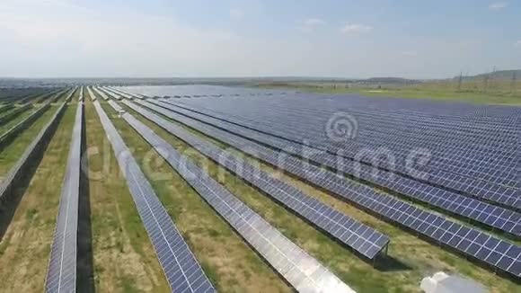 太阳能电池板的空中拍摄太阳能发电厂视频的预览图