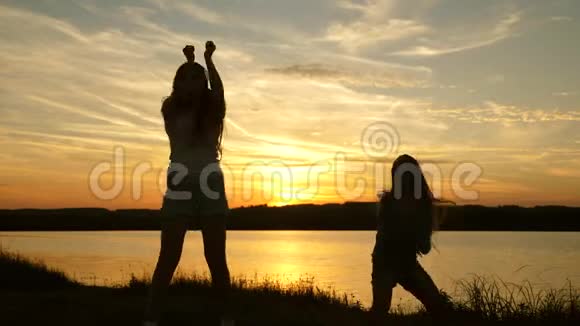 青少年女朋友假日迪斯科湖边聚会孩子们跳舞快乐的女孩在海滩上跳舞漂亮的女孩视频的预览图