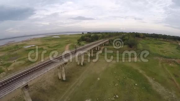 列车过桥鸟瞰图视频的预览图
