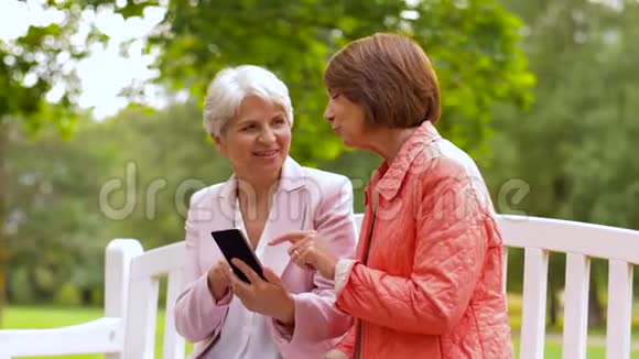 夏季公园有智能手机的快乐老年女性视频的预览图