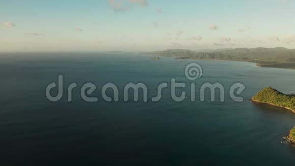 带蓝色泻湖的热带岛屿视频的预览图