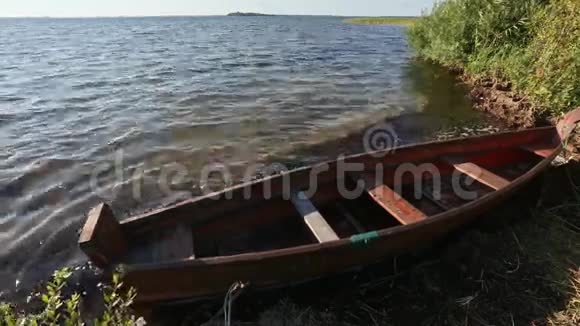 靠近海岸的木船视频的预览图