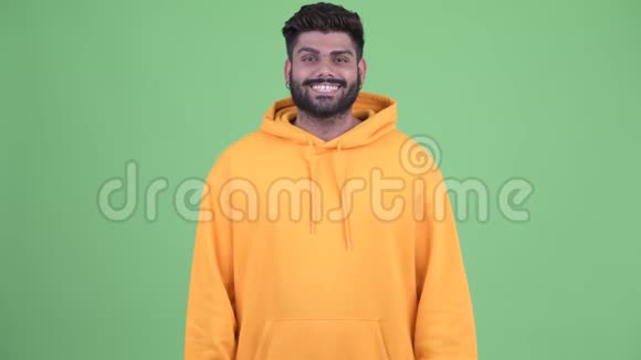 快乐的年轻胖胡子印度男人微笑视频的预览图