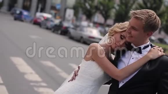 城里的婚礼情侣视频的预览图