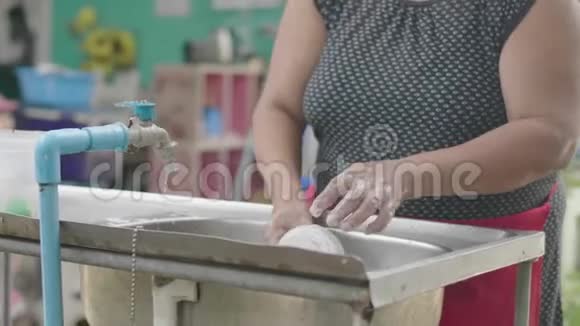 女人在厨房洗碗视频的预览图