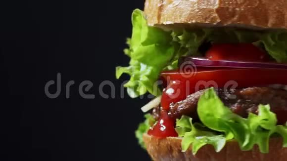 美味汉堡旋转特写视频的预览图