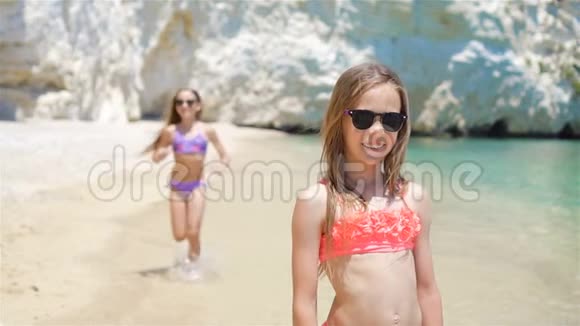 暑假期间在热带海滩玩的小女孩视频的预览图