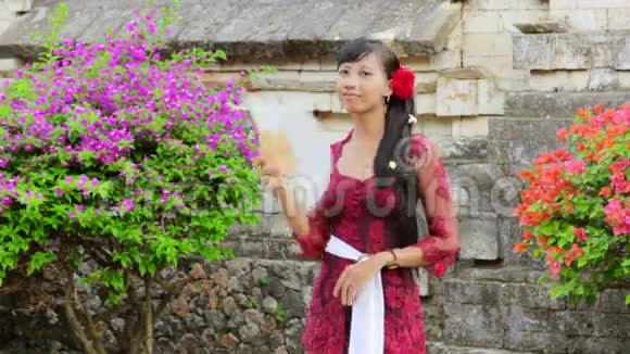印度尼西亚巴厘岛乌卢瓦图寺的巴厘岛女孩视频的预览图
