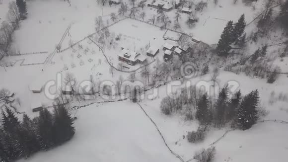 喀尔巴阡山上白雪覆盖着平静舒适的童话村庄克里沃维尼亚鸟瞰视频的预览图