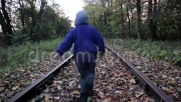 秋天森林里的男孩视频的预览图