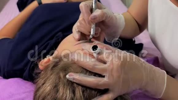 美容师微囊术的特写永久化妆眉毛永久纹身视频的预览图