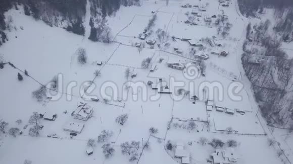 喀尔巴阡山上白雪覆盖着平静舒适的童话村庄克里沃维尼亚鸟瞰视频的预览图
