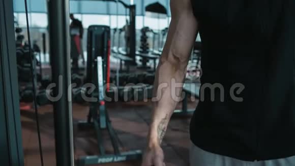 健身者在健身机上锻炼视频的预览图