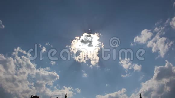 碧蓝的天空和白云的太阳视频的预览图