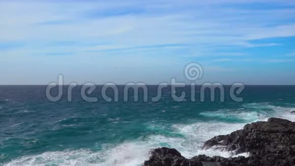 大西洋和岩石海滩冲浪视频的预览图
